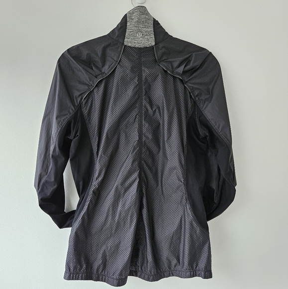 Excellent condition, women's Lululemon Essential running jacket - Size 6 - Picture 3 of 5